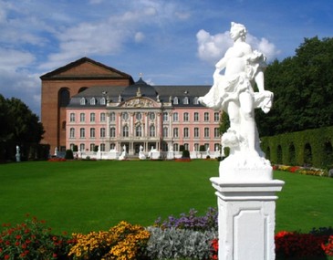 Bild: Pompöse Liegewiese: Der Palastgarten läd zum Entspannen ein.